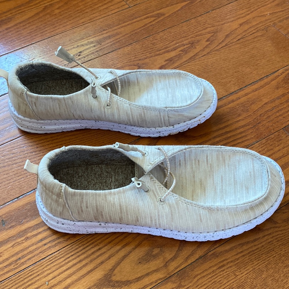 Maurice’s size 8 cream/beige slip on shoe women.